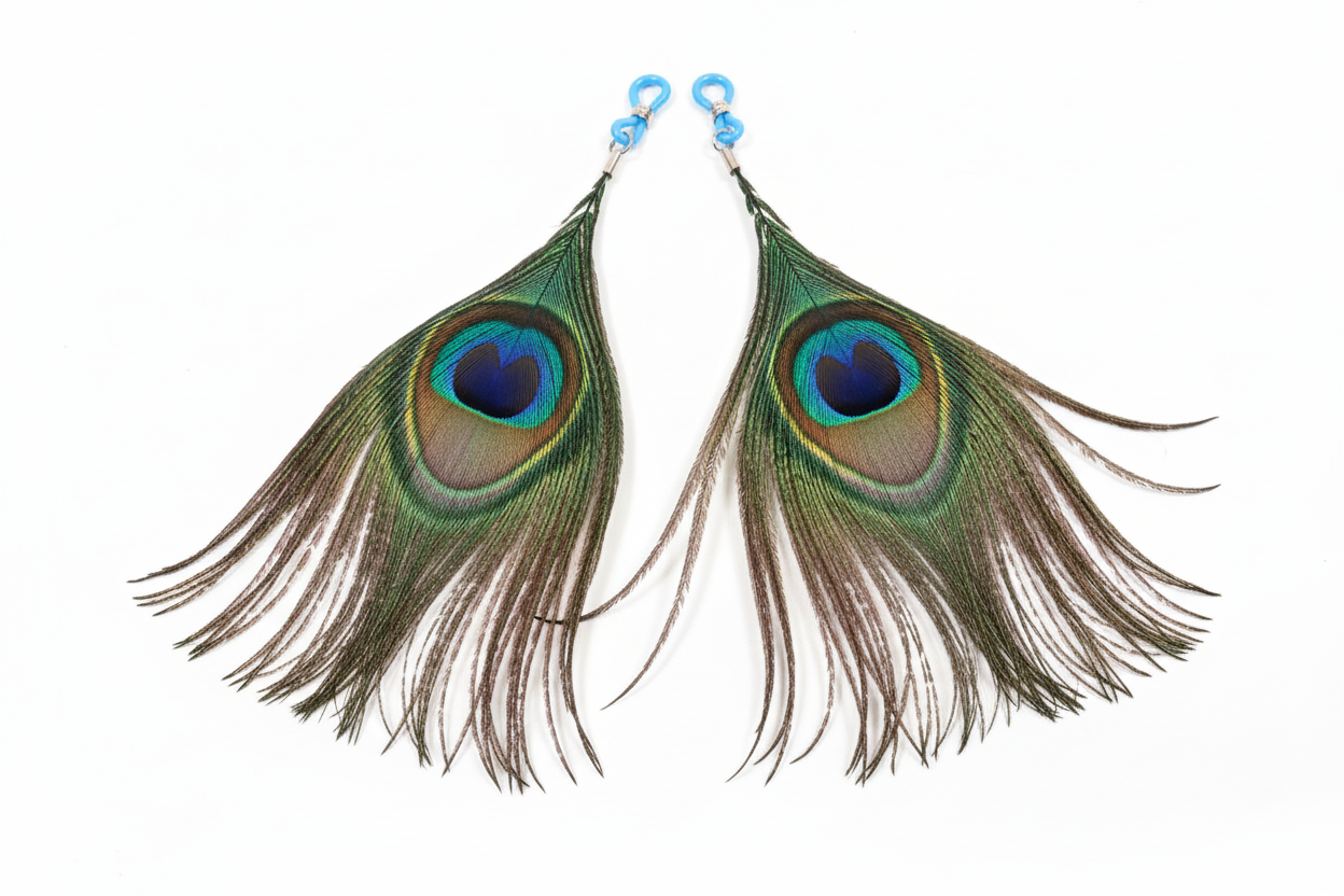 Pauwenveer tepelhangers witte achtergrond