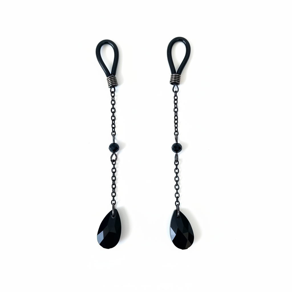 Black Stone tepelhangers met zwarte druppel kristallen op witte achtergrond