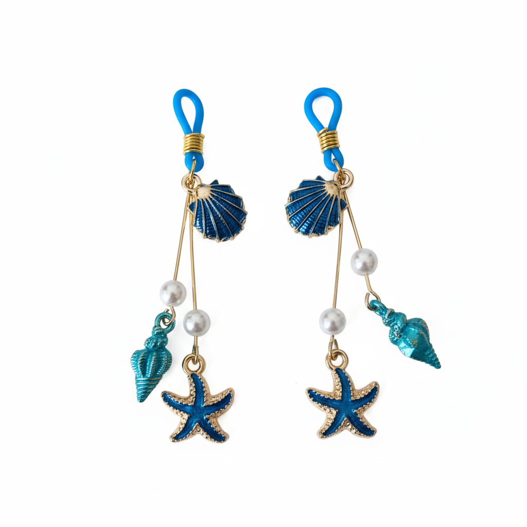 Oceaan tepelhangers met blauwe schelpen en zeesterren op witte achtergrond