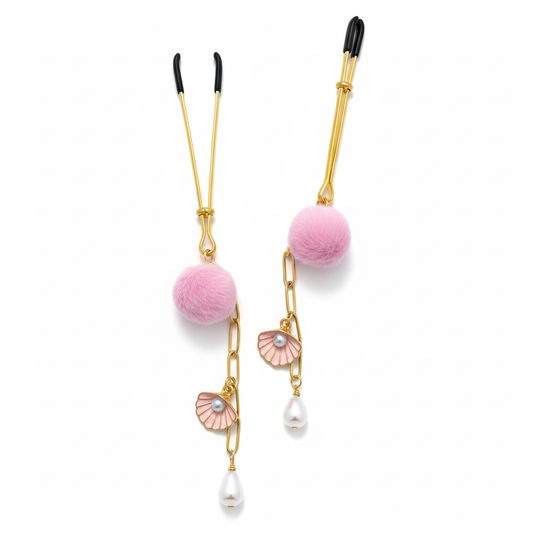 Schelp tepelklemmen met roze pompons - overzicht met parelmoer hangers
