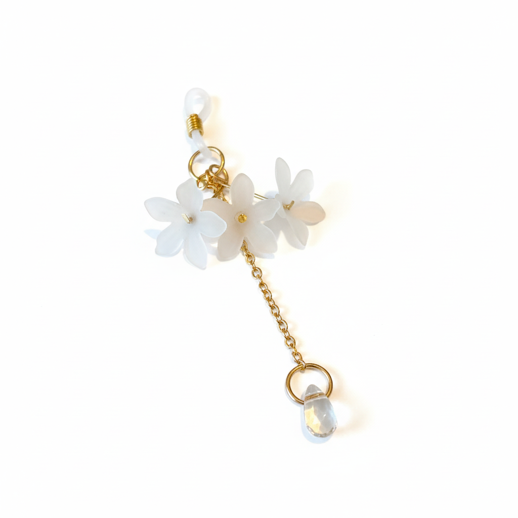 Bloemen tepelhangers - close-up detail van witte bloemen en kristallen druppel