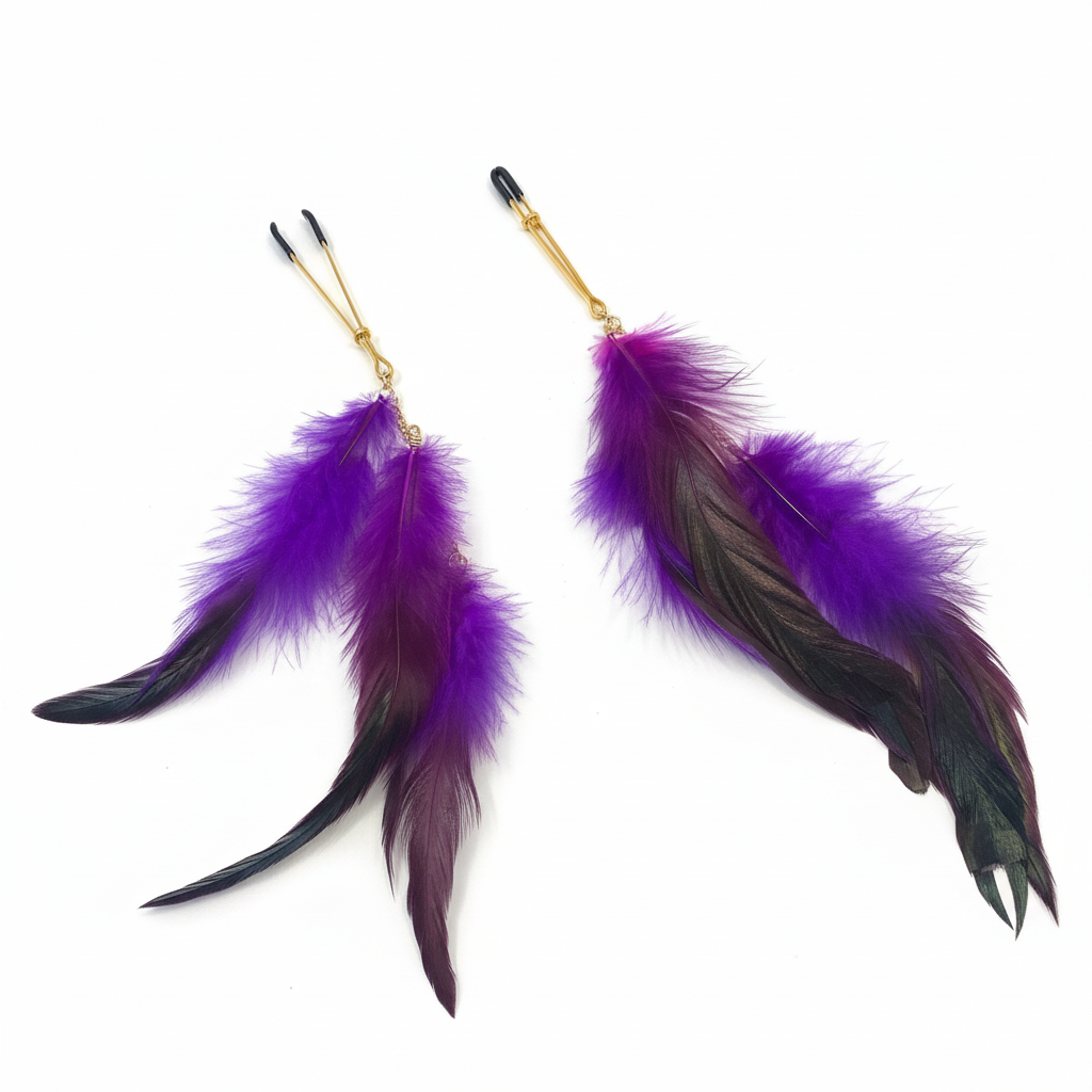 Paarse veren tepelklemmen met goudkleurige klemmen en kettinkjes