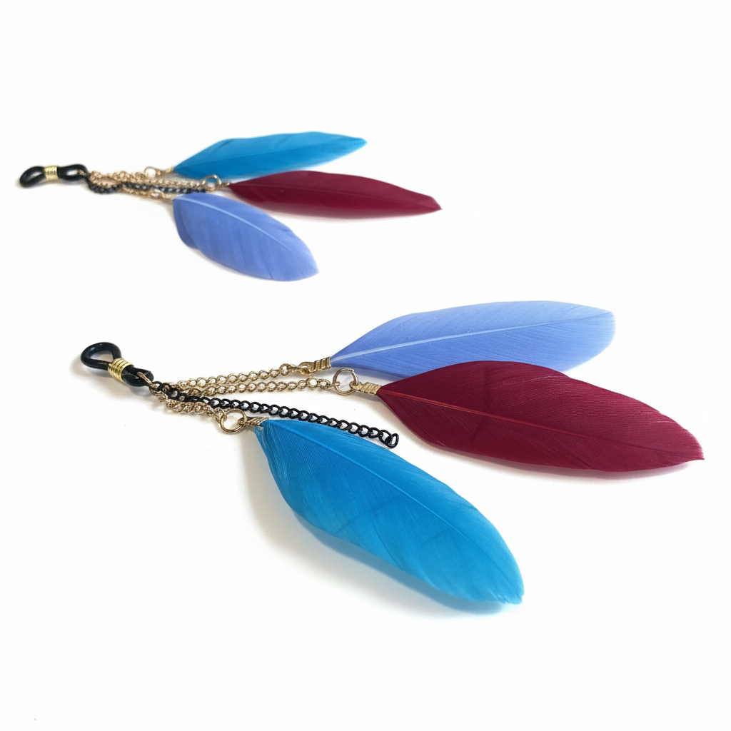 Veren tepelhangers met blauwe en bordeaux veren op witte achtergrond