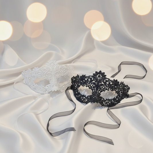 Wit en zwart kanten masker samen - beide kleuren beschikbaar