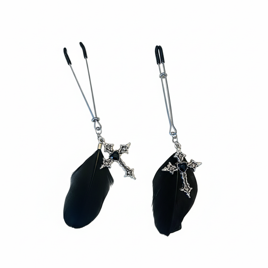Tepelklemmen met zilverkleurige kruisen en zwarte veren