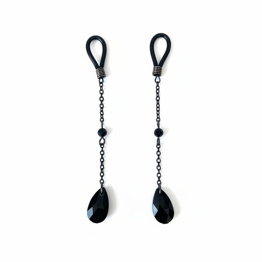 Black Stone tepelhangers met zwarte druppel kristallen op witte achtergrond