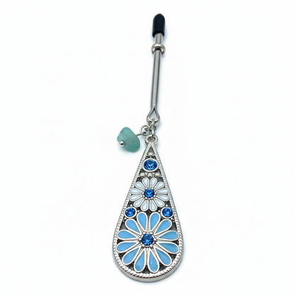 Blauwe bloemen tepelklemmen close-up detail