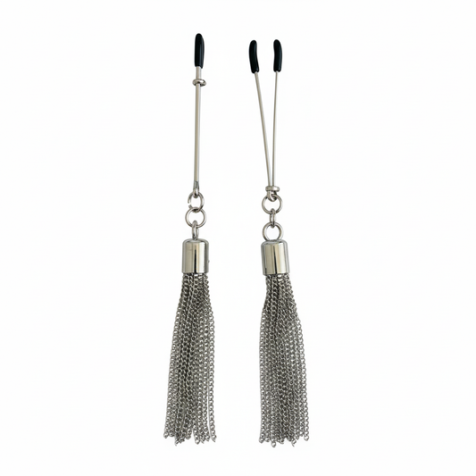 Tepelklemmen met zilverkleurige kwastjes op witte achtergrond