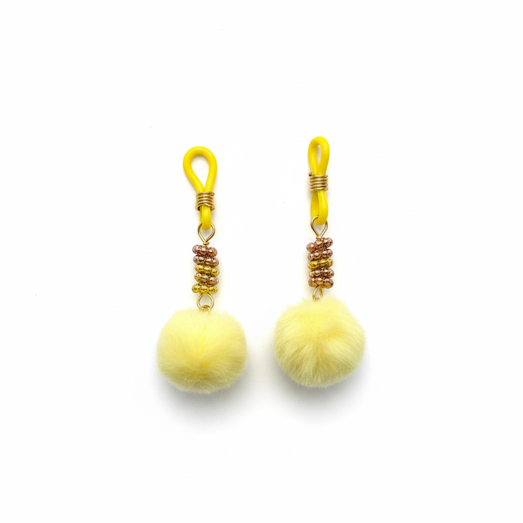 Ananas tepelhangers met gouden ananas en gele pompons op witte achtergrond