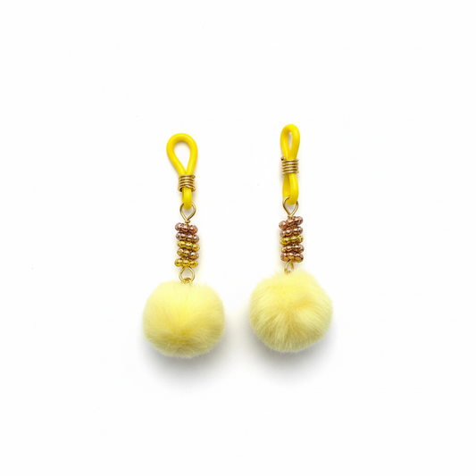 Ananas tepelhangers met gouden ananas en gele pompons op witte achtergrond