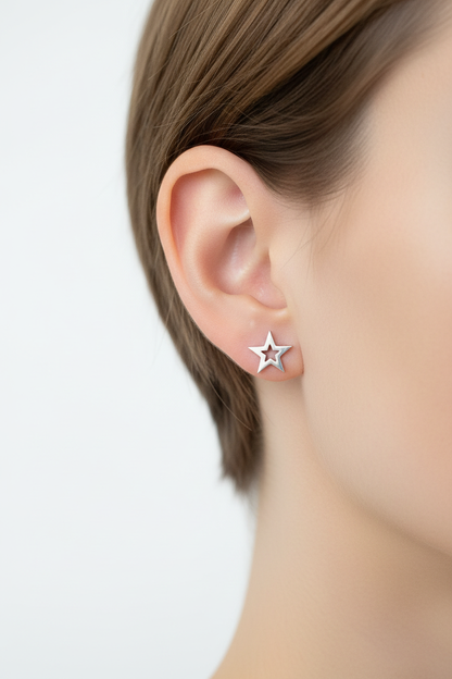 Zilveren ster oorbel op genderneutraal model