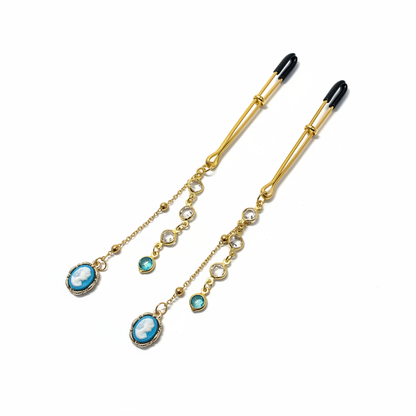 Camee tepelklemmen met kristallen - artistieke hoek met gouden kettinkjes