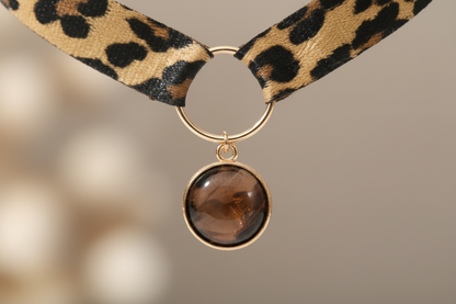 Choker leopard print hanger close-up josujo stijl