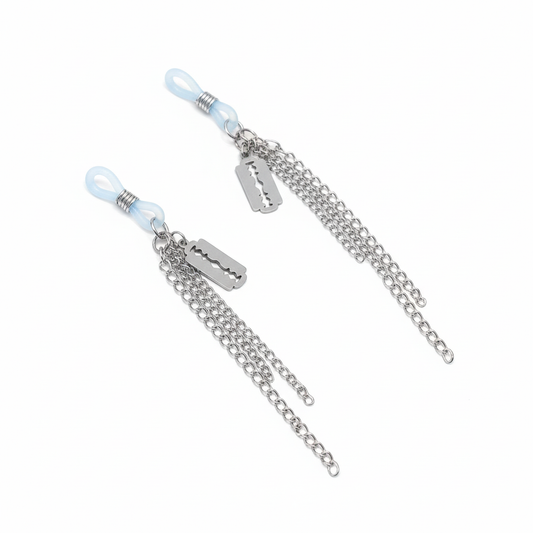 Scheermesjes tepelhangers met lichtblauwe clips en zilverkleurige kettinkjes