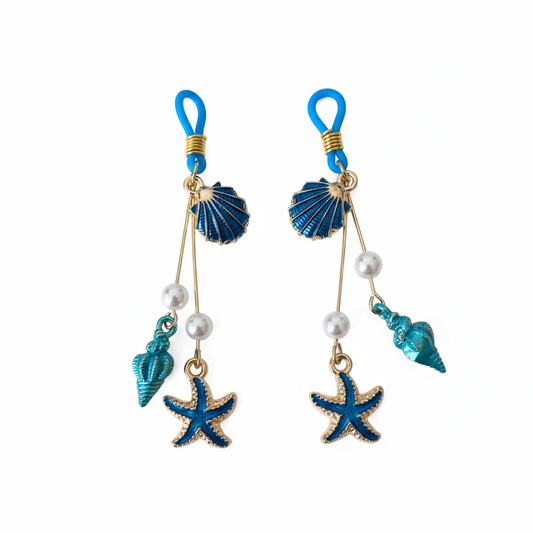 Oceaan tepelhangers met blauwe schelpen en zeesterren op witte achtergrond