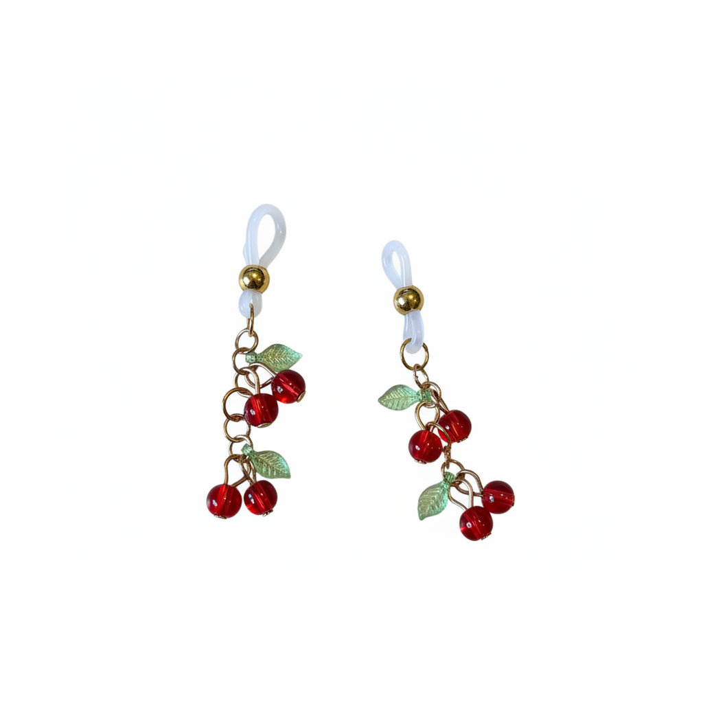 Kersen tepelhangers met rode kersen en groene blaadjes op witte achtergrond