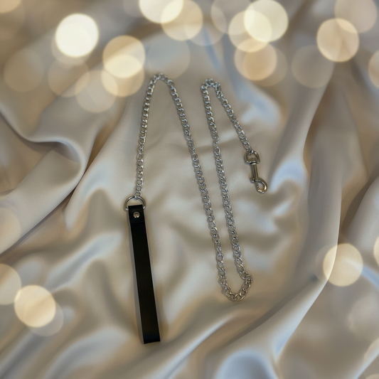 Zwarte PU leren riem met zilveren ketting - sensuele achtergrond