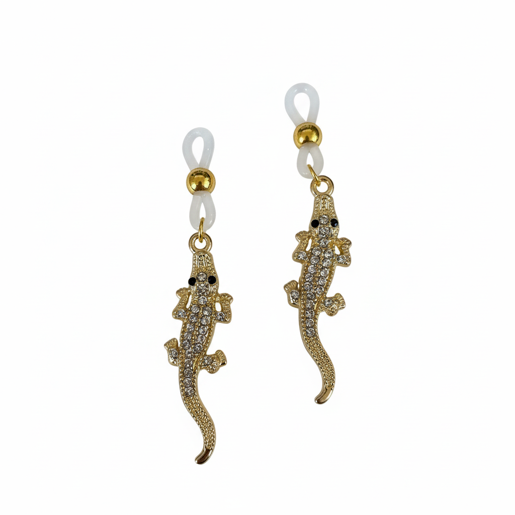 Gouden hagedis tepelhangers met kristallen en blauwe kralen op witte achtergrond