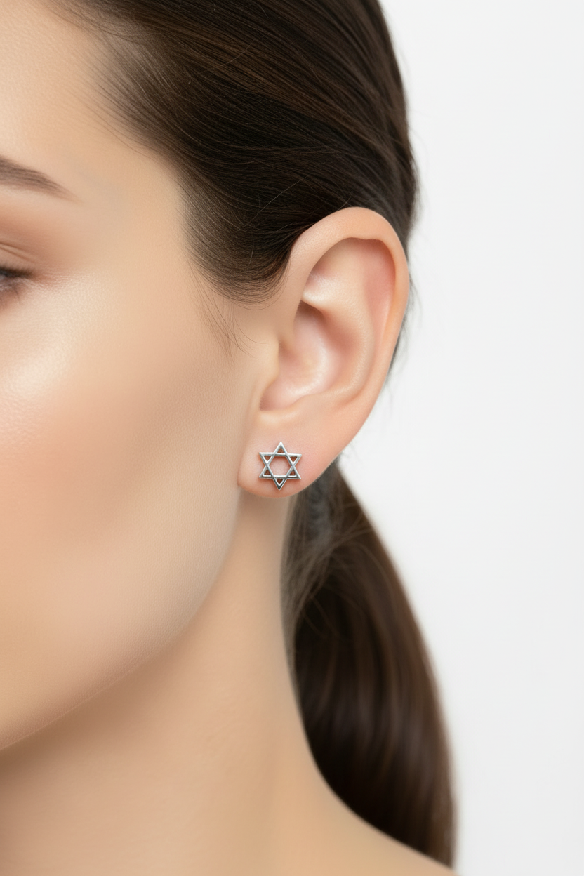 Geometrische ster oorbel op genderneutraal model