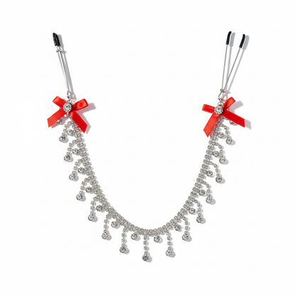 Kristallen ketting tepelklemmen met rode satijnen strikjes - overzicht