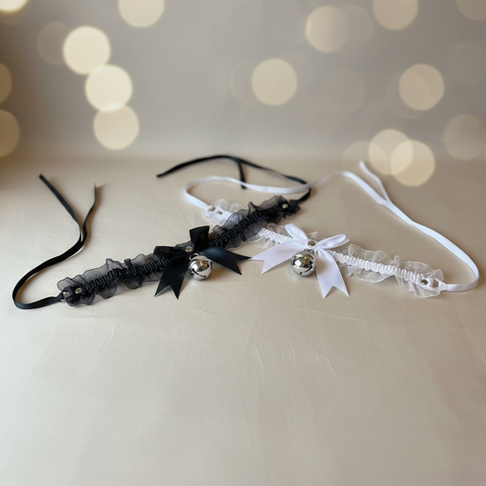 Kanten choker met belletje - zwart en wit beide kleuren