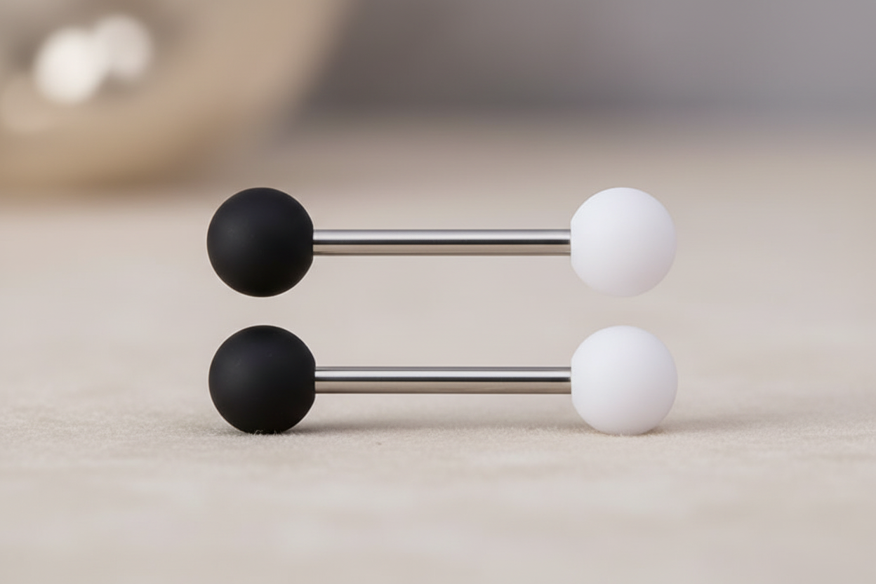 Zwart-wit tepelpiercings josujo stijl