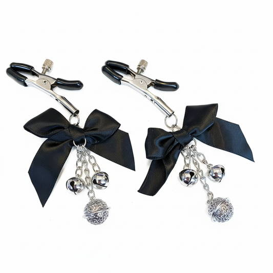 Elegante tepelklemmen met zwarte strik, belletjes en hartje