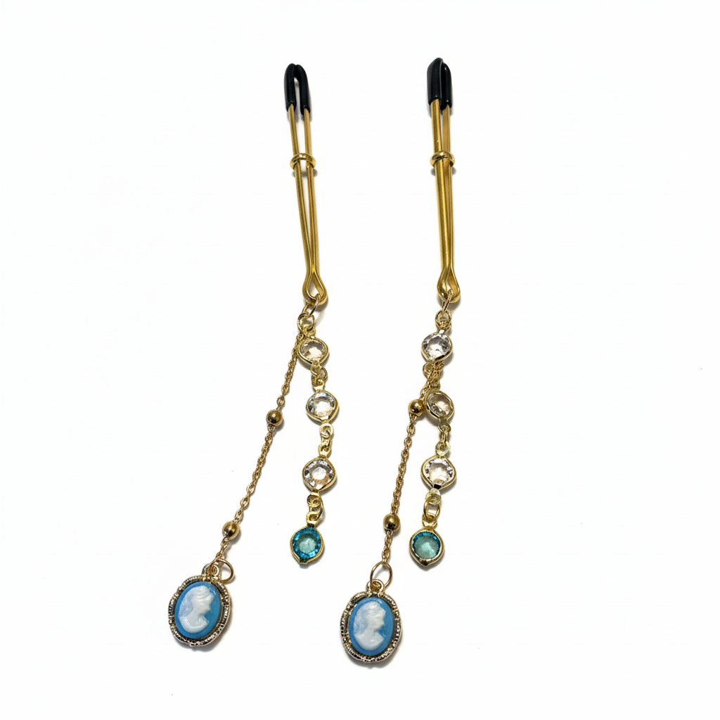 Camee tepelklemmen met kristallen - detail close-up van blauwe camee hanger