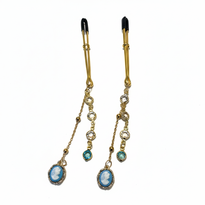 Camee tepelklemmen met kristallen - detail close-up van blauwe camee hanger