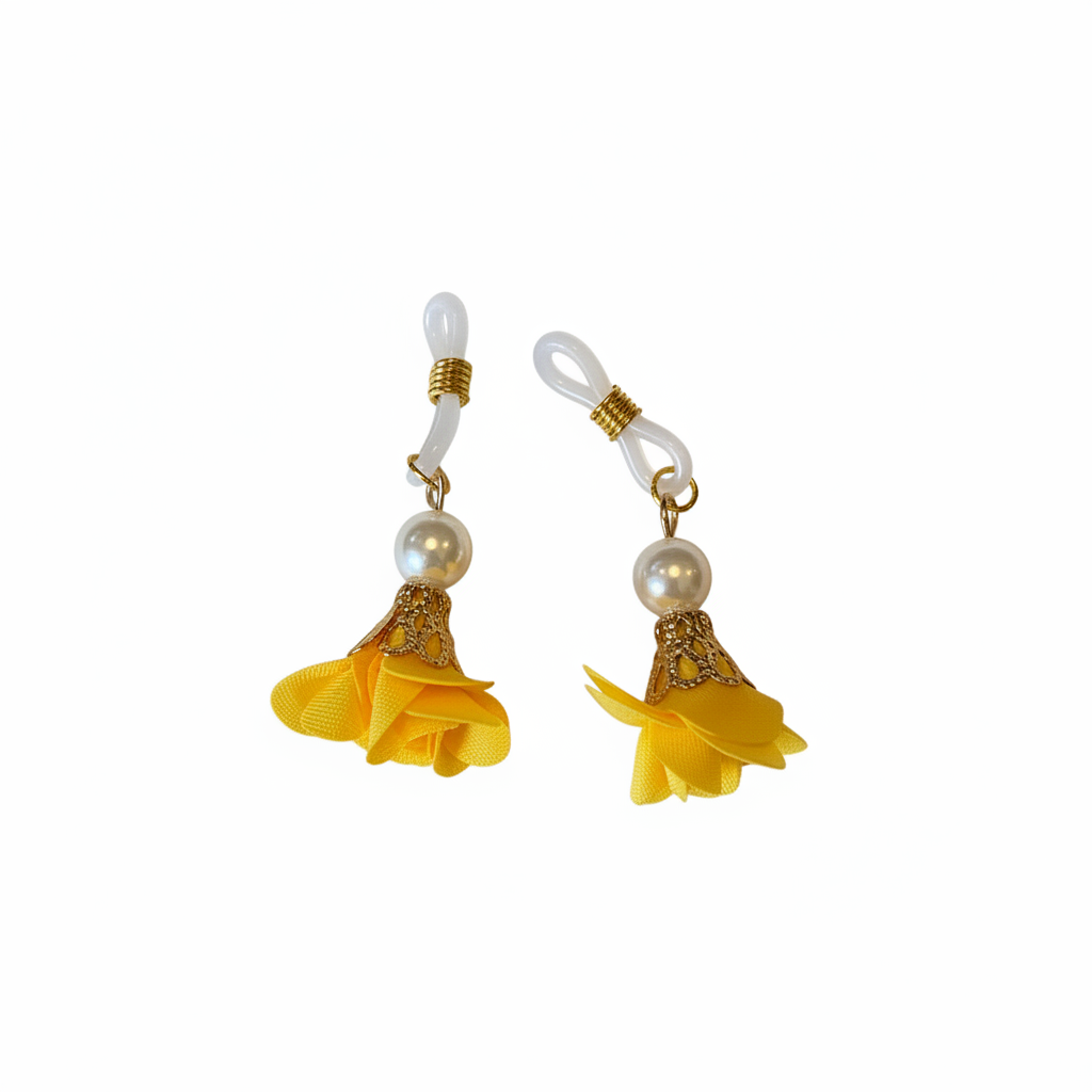 Gele bloemen tepelhangers met opalescent kralen op witte achtergrond