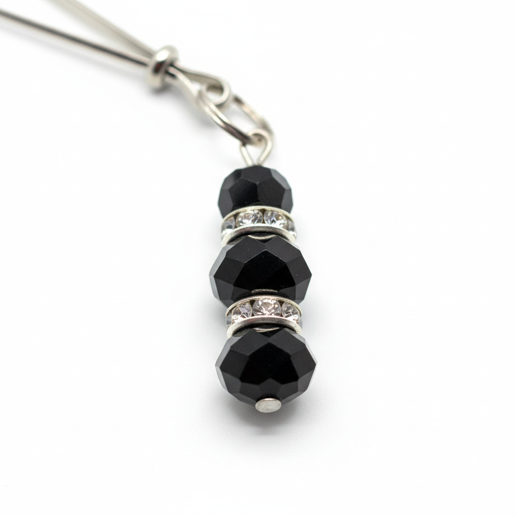 Kristallen tepelklemmen zwart - close-up detail van gefacetteerde kristallen en strass