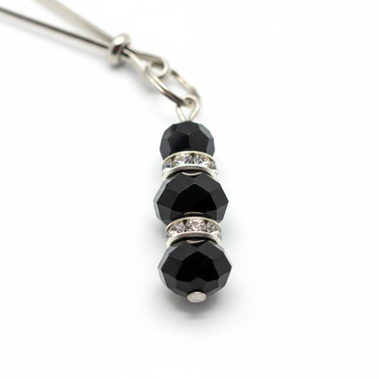 Kristallen tepelklemmen zwart - close-up detail van gefacetteerde kristallen en strass