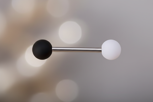 Zwart-wit tongpiercing enkele josujo stijl