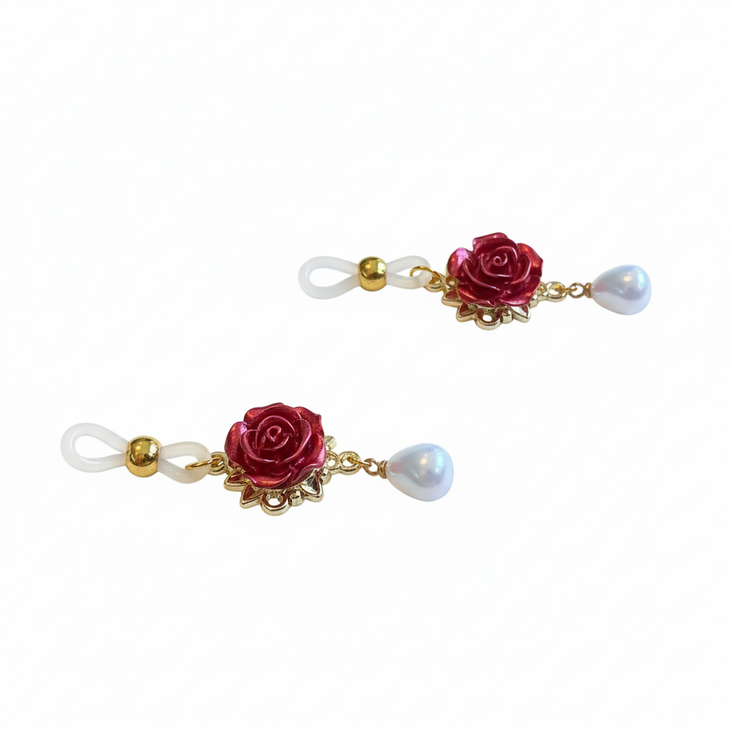 Rode roos tepelhangers met opalescent druppel op witte achtergrond