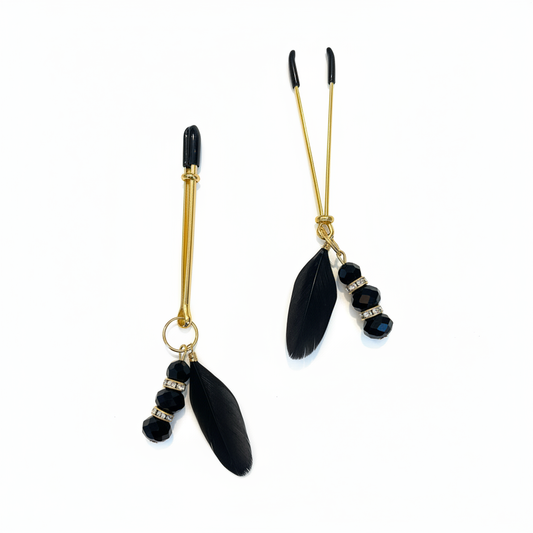 Goudkleurige tepelklemmen met zwarte veren en zwarte kralen