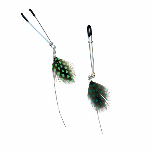 Tepelklemmen met groene gevlekte veren in pauwenveer-stijl