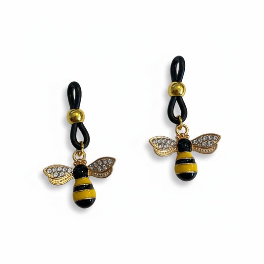 Wespen tepelhangers met gouden accenten en kristallen vleugels op witte achtergrond