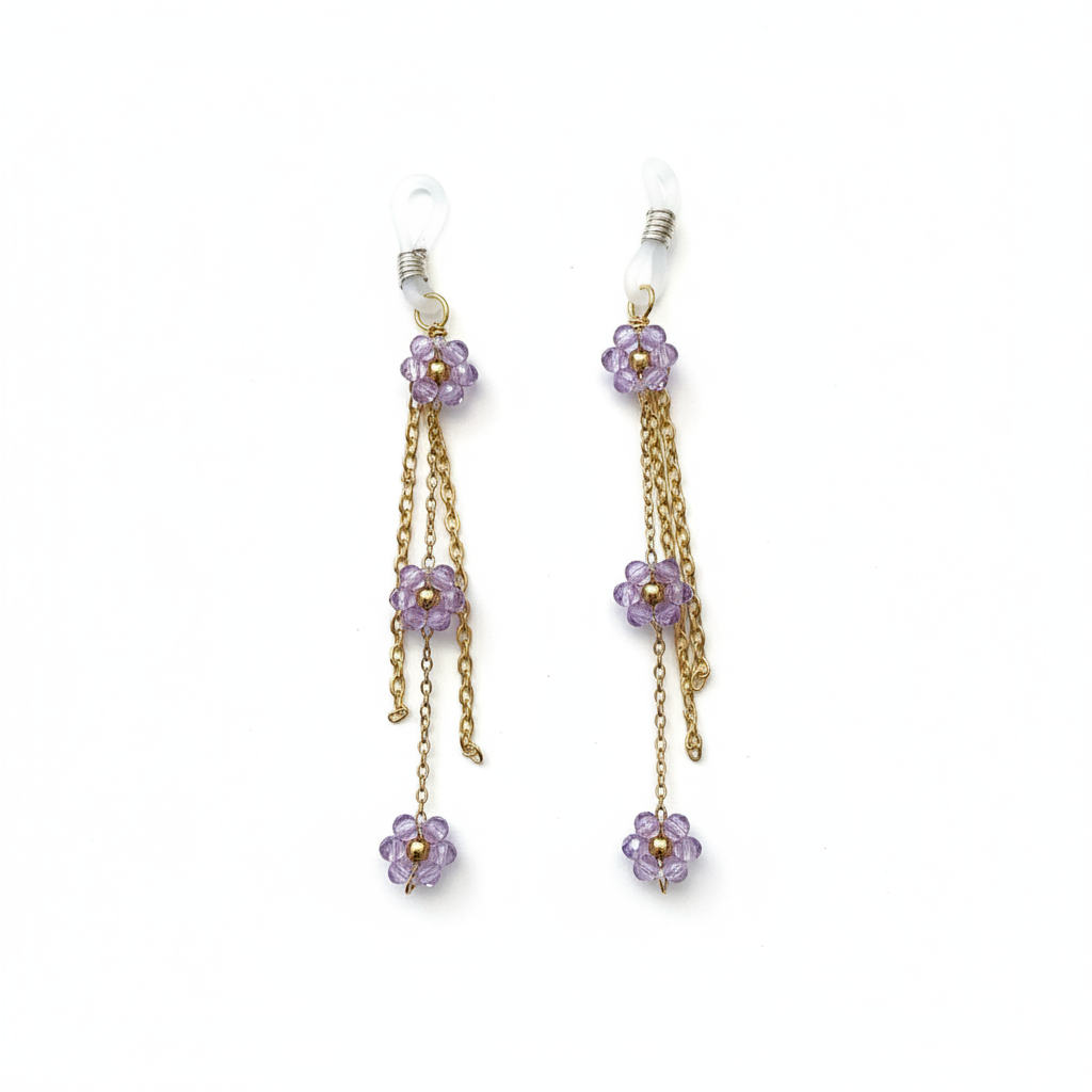 Bloemen tepelhangers met paarse bloemen en kristallen op witte achtergrond