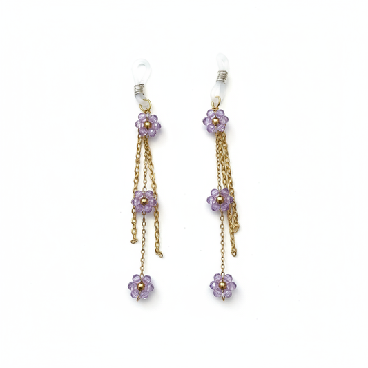 Bloemen tepelhangers met paarse bloemen en kristallen op witte achtergrond