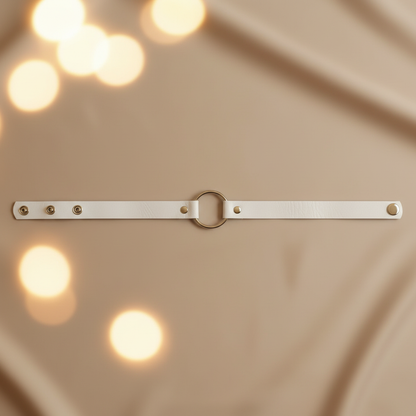 Witte leren choker met O-ring - plat gelegd