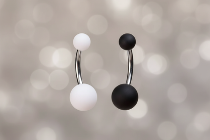 Buikpiercing wit en zwart beide kleuren josujo stijl