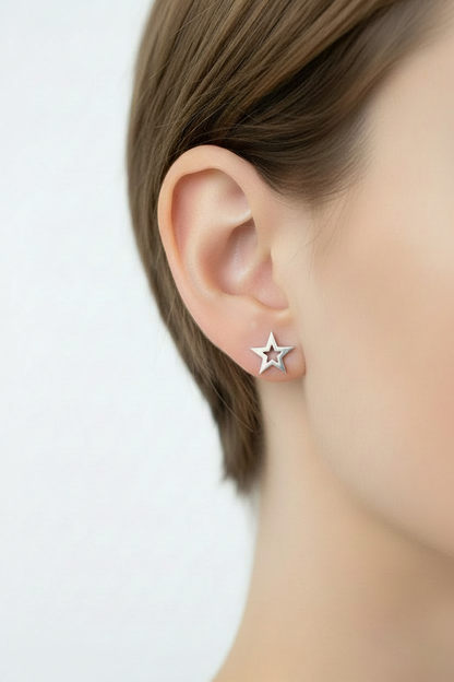 Zilveren open ster oorbel op genderneutraal model