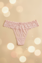 Lichtroze kanten string achterkant