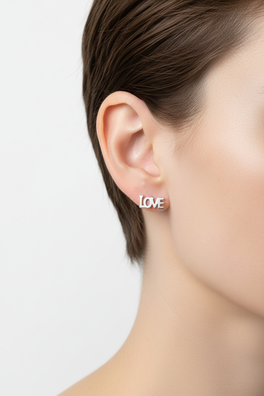 Zilverkleurige LOVE oorbellen productfoto